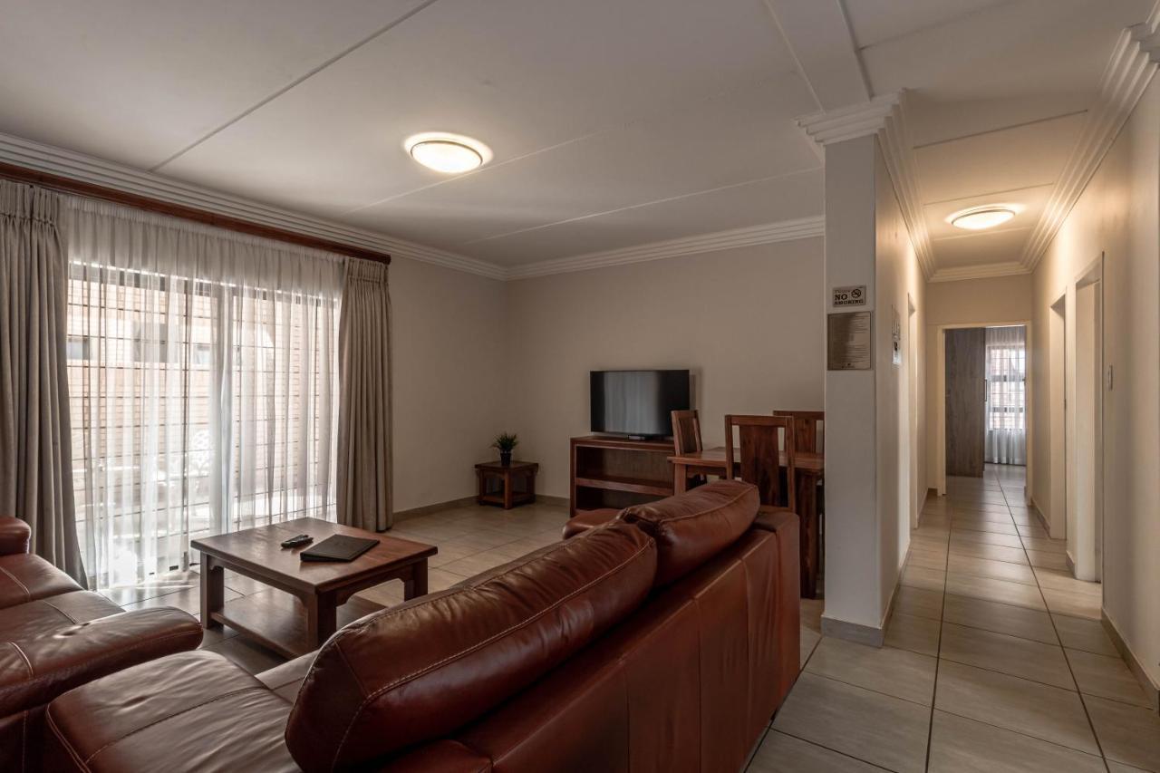 Camelot Guest House & Apartments Potchefstroom Eksteriør bilde