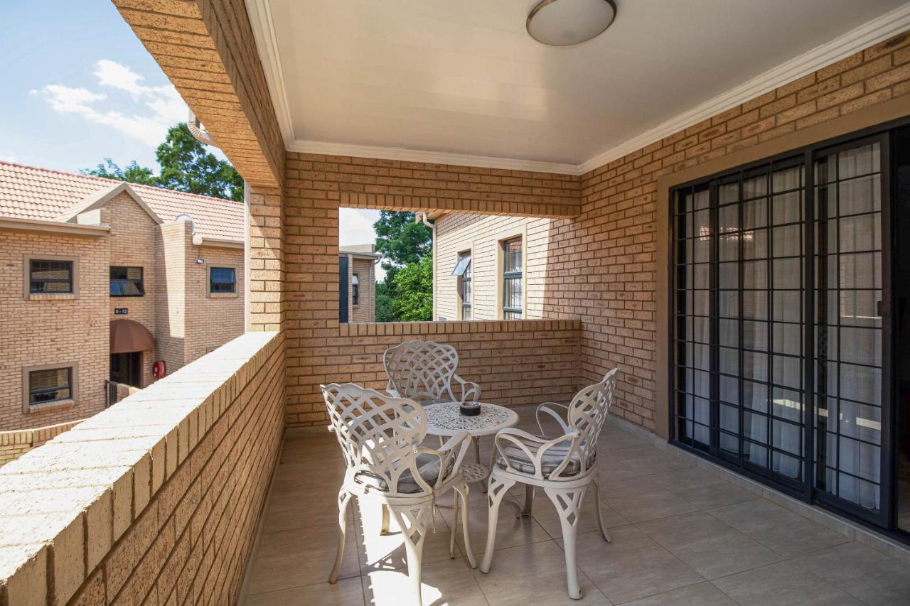 Camelot Guest House & Apartments Potchefstroom Eksteriør bilde