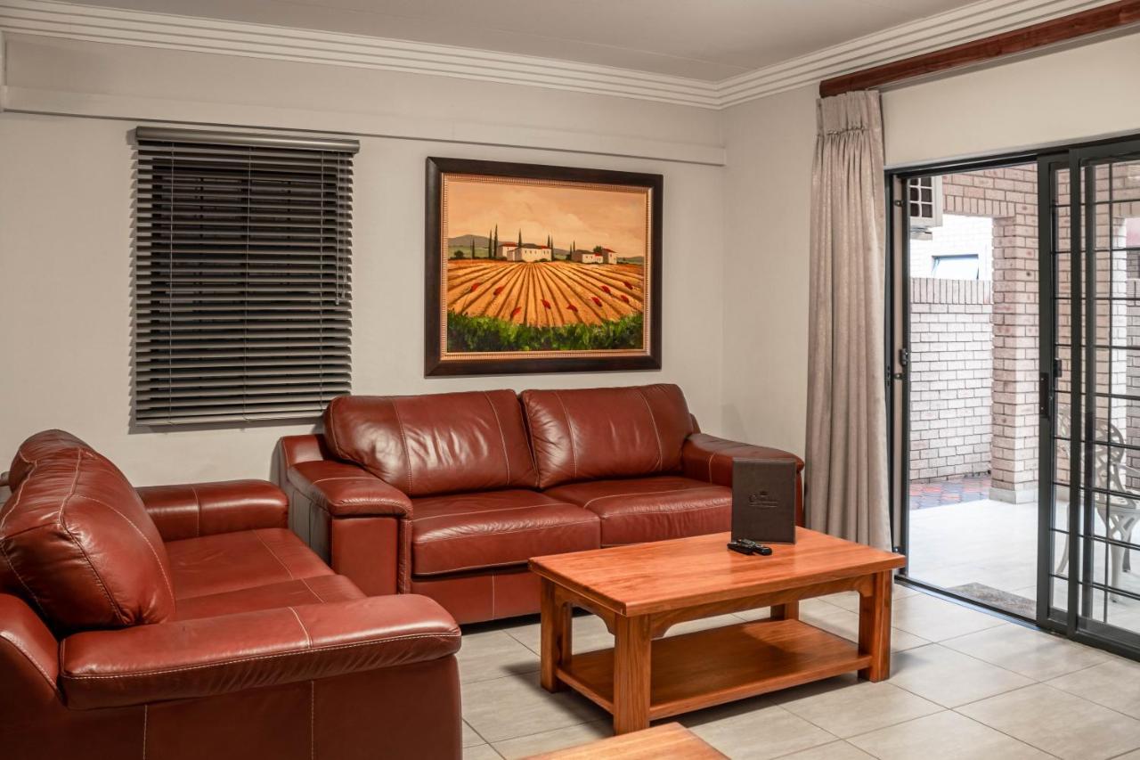 Camelot Guest House & Apartments Potchefstroom Eksteriør bilde