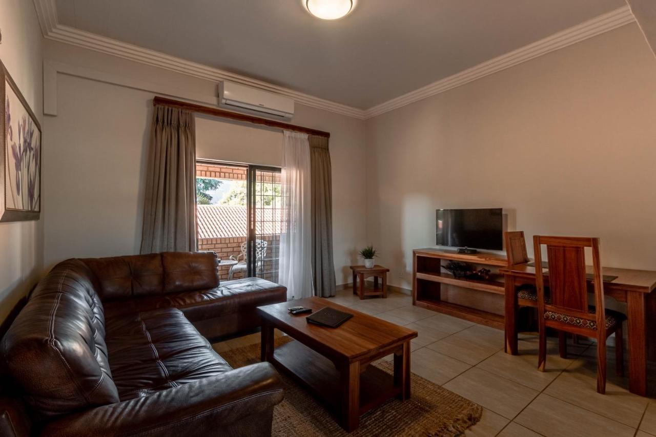 Camelot Guest House & Apartments Potchefstroom Eksteriør bilde