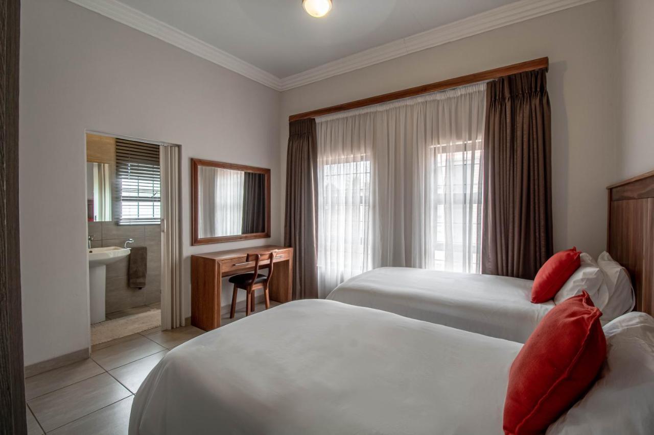 Camelot Guest House & Apartments Potchefstroom Eksteriør bilde