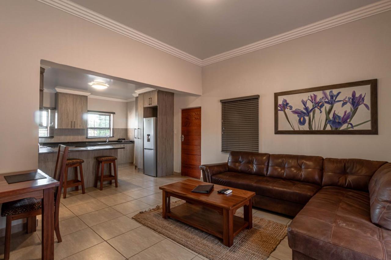 Camelot Guest House & Apartments Potchefstroom Eksteriør bilde