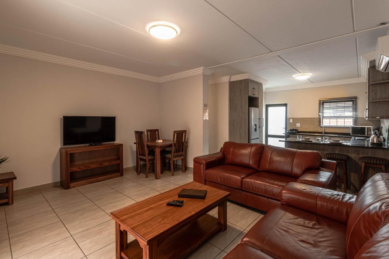Camelot Guest House & Apartments Potchefstroom Eksteriør bilde