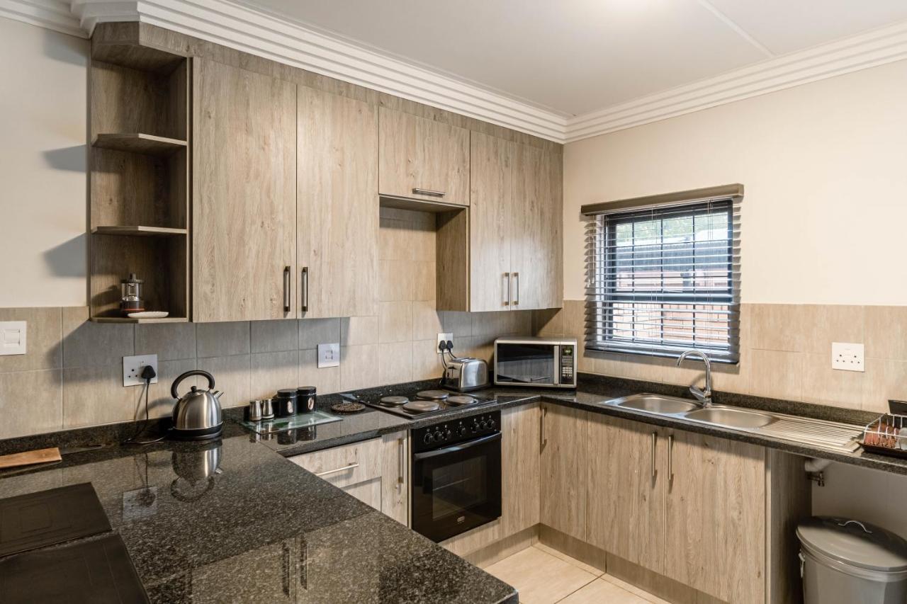 Camelot Guest House & Apartments Potchefstroom Eksteriør bilde