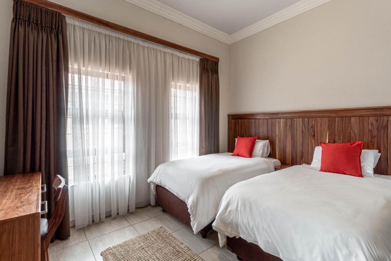 Camelot Guest House & Apartments Potchefstroom Eksteriør bilde