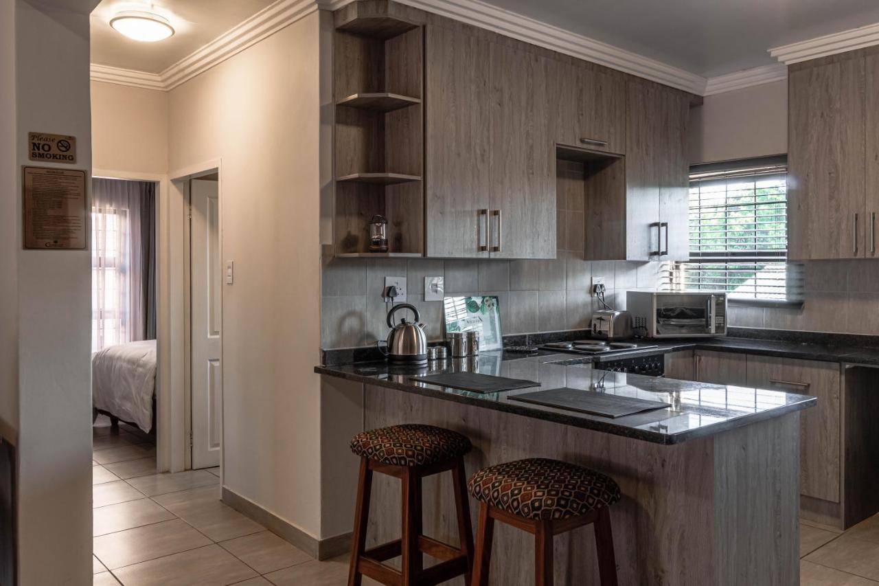 Camelot Guest House & Apartments Potchefstroom Eksteriør bilde