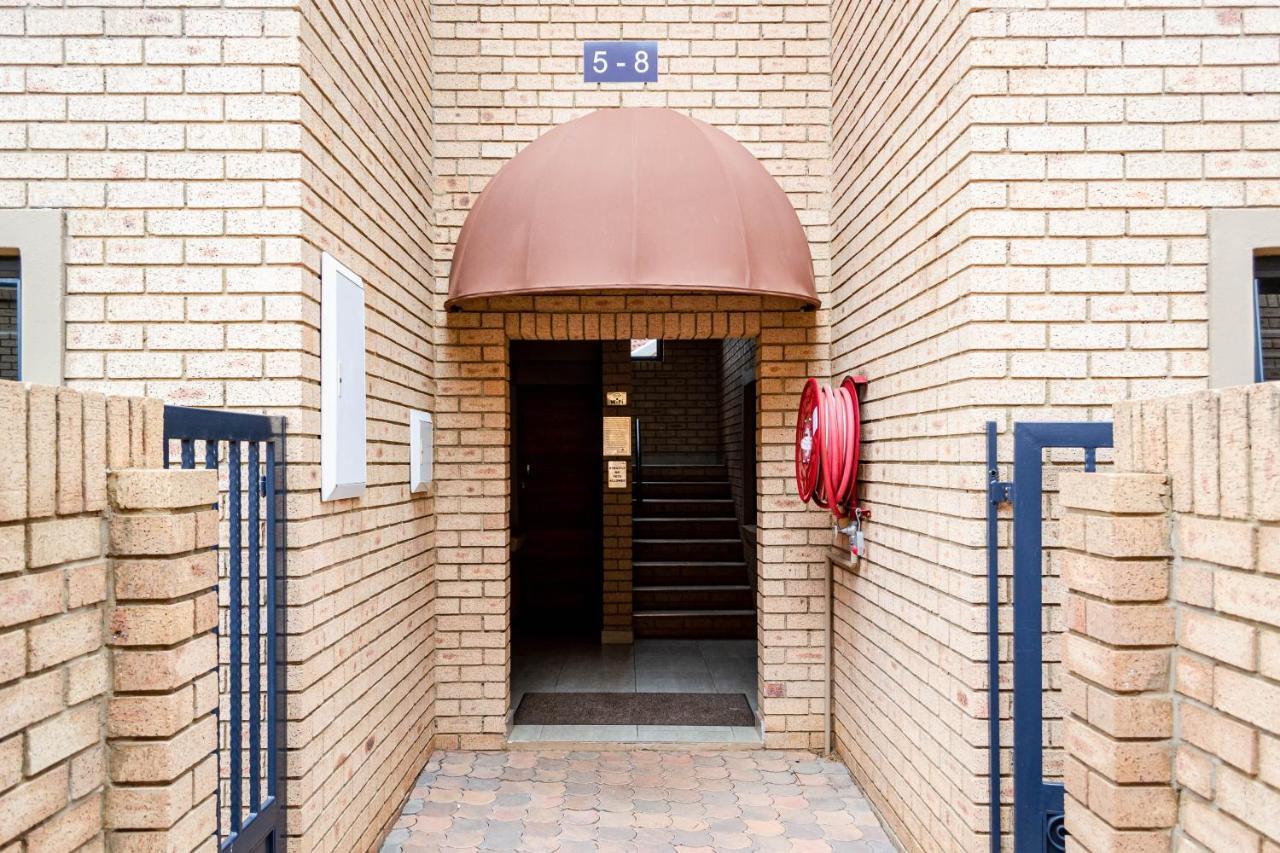 Camelot Guest House & Apartments Potchefstroom Eksteriør bilde