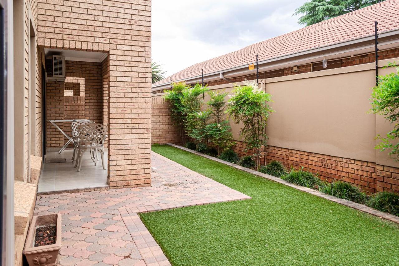 Camelot Guest House & Apartments Potchefstroom Eksteriør bilde