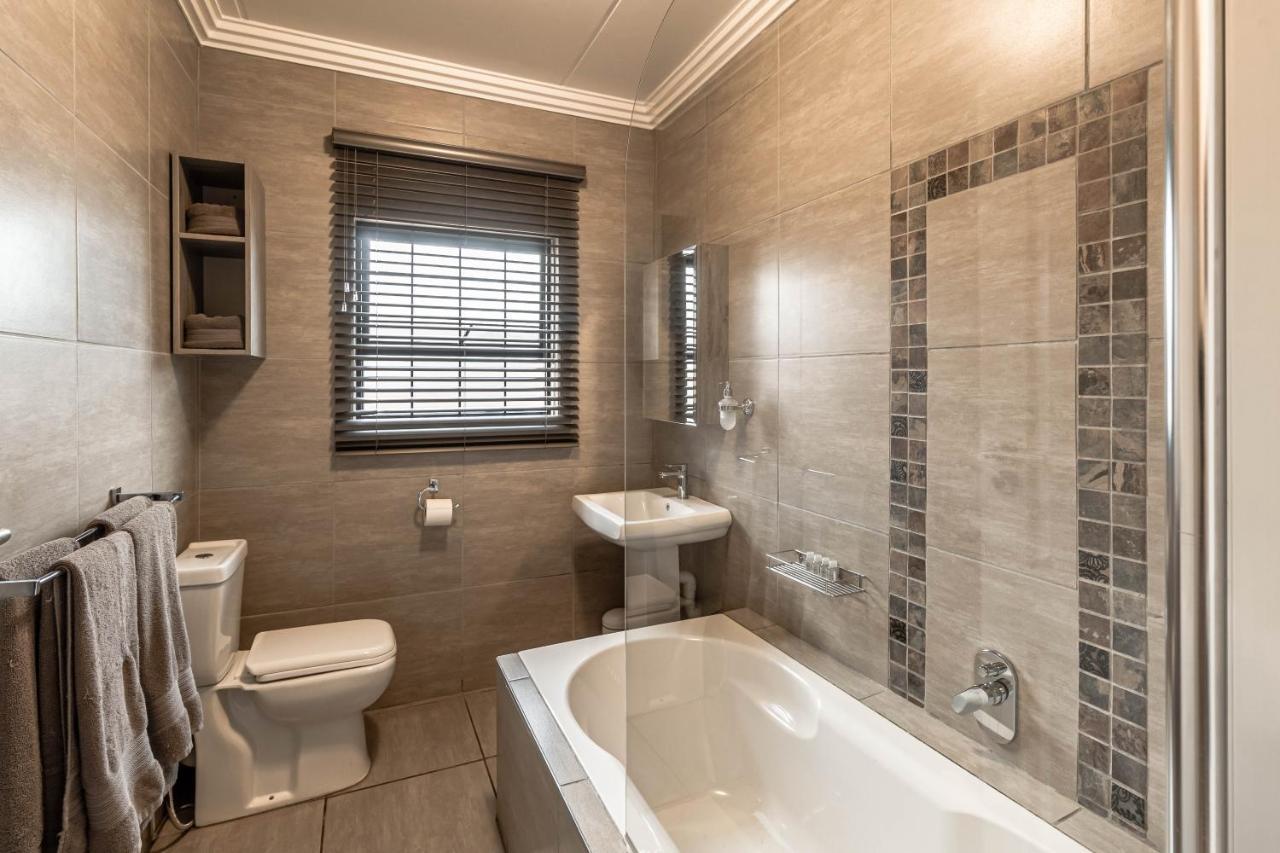 Camelot Guest House & Apartments Potchefstroom Eksteriør bilde