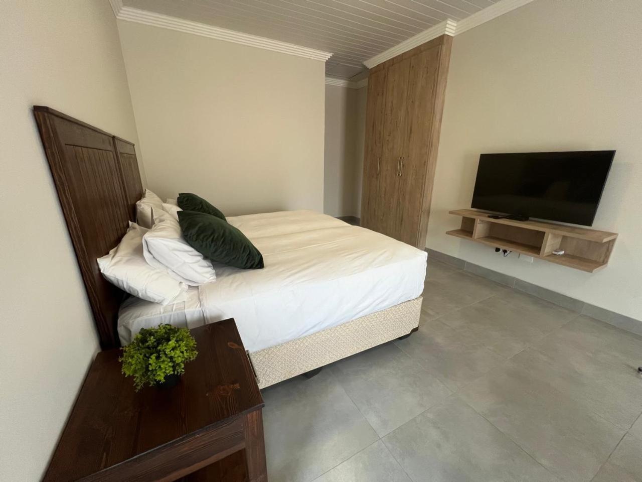 Camelot Guest House & Apartments Potchefstroom Eksteriør bilde