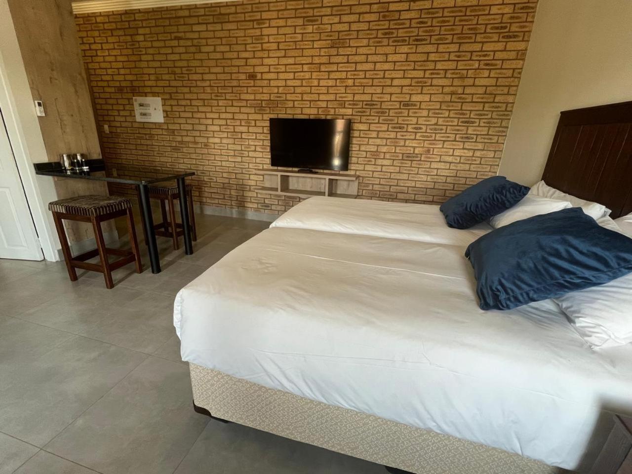 Camelot Guest House & Apartments Potchefstroom Eksteriør bilde