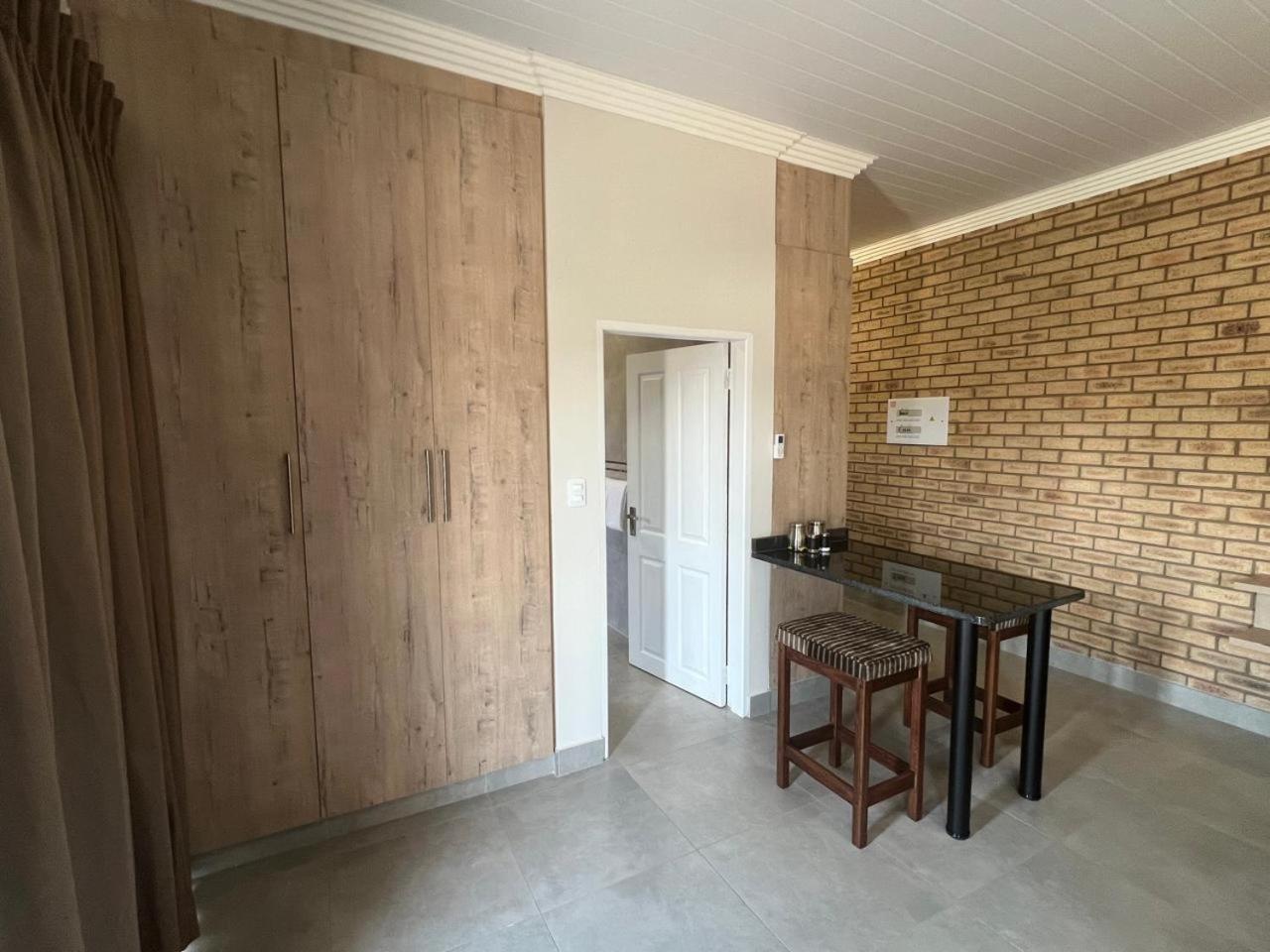 Camelot Guest House & Apartments Potchefstroom Eksteriør bilde