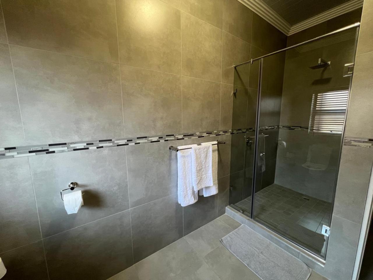 Camelot Guest House & Apartments Potchefstroom Eksteriør bilde