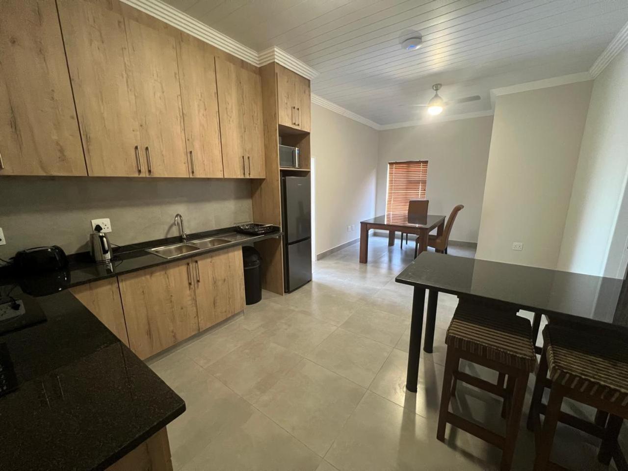 Camelot Guest House & Apartments Potchefstroom Eksteriør bilde