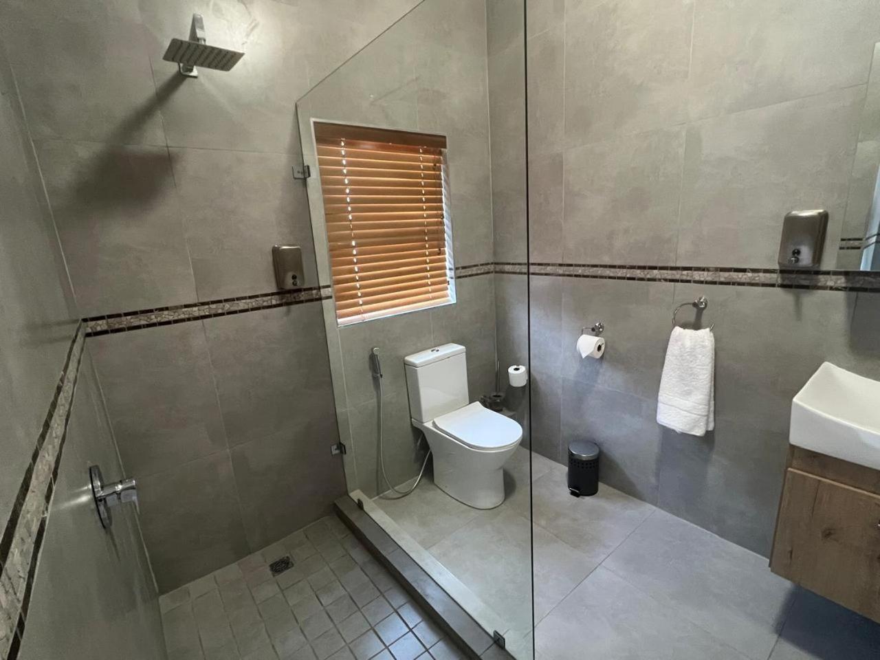 Camelot Guest House & Apartments Potchefstroom Eksteriør bilde