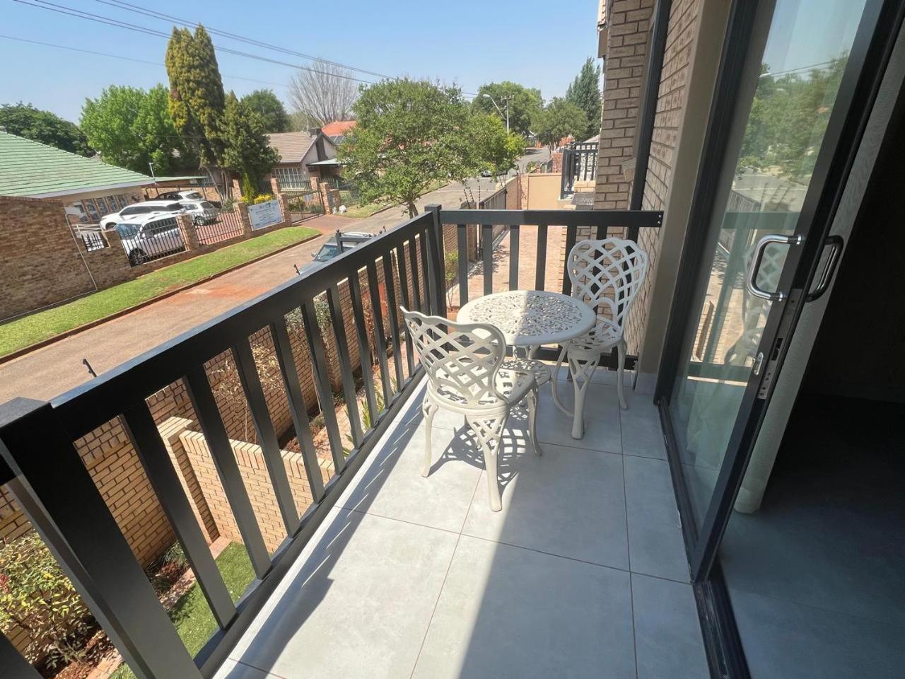 Camelot Guest House & Apartments Potchefstroom Eksteriør bilde