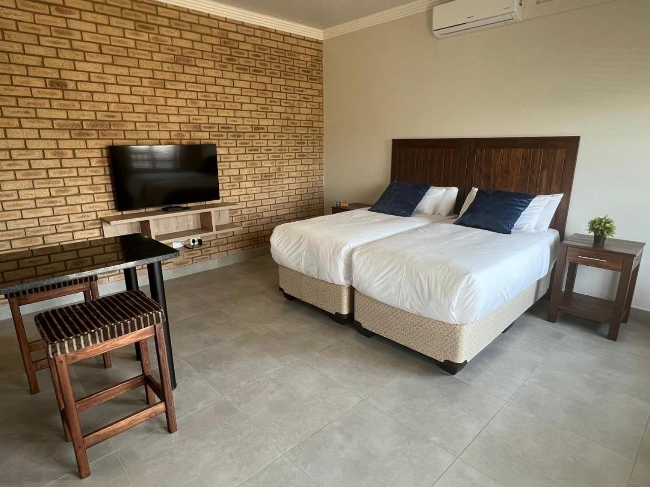 Camelot Guest House & Apartments Potchefstroom Eksteriør bilde