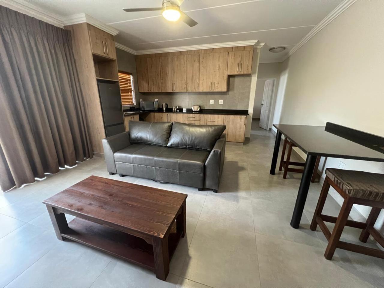 Camelot Guest House & Apartments Potchefstroom Eksteriør bilde