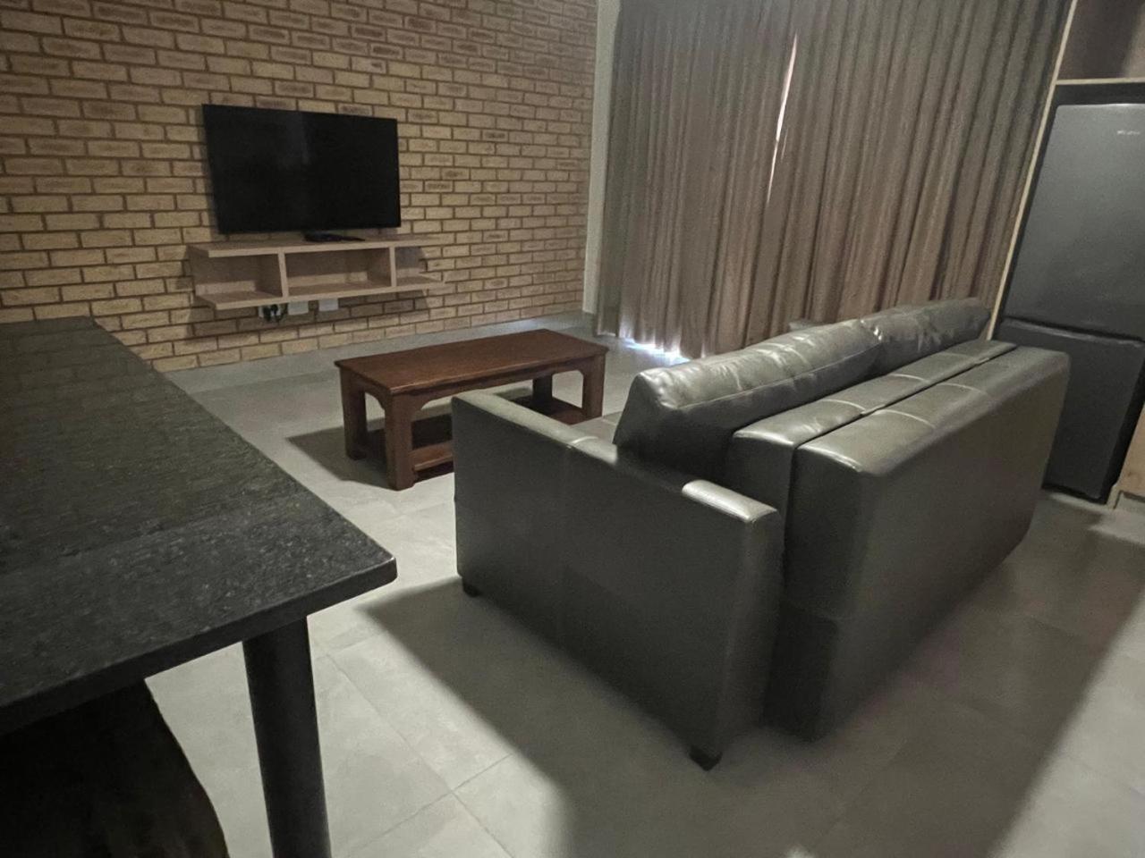 Camelot Guest House & Apartments Potchefstroom Eksteriør bilde