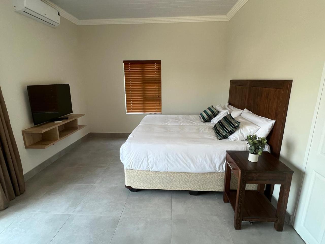 Camelot Guest House & Apartments Potchefstroom Eksteriør bilde