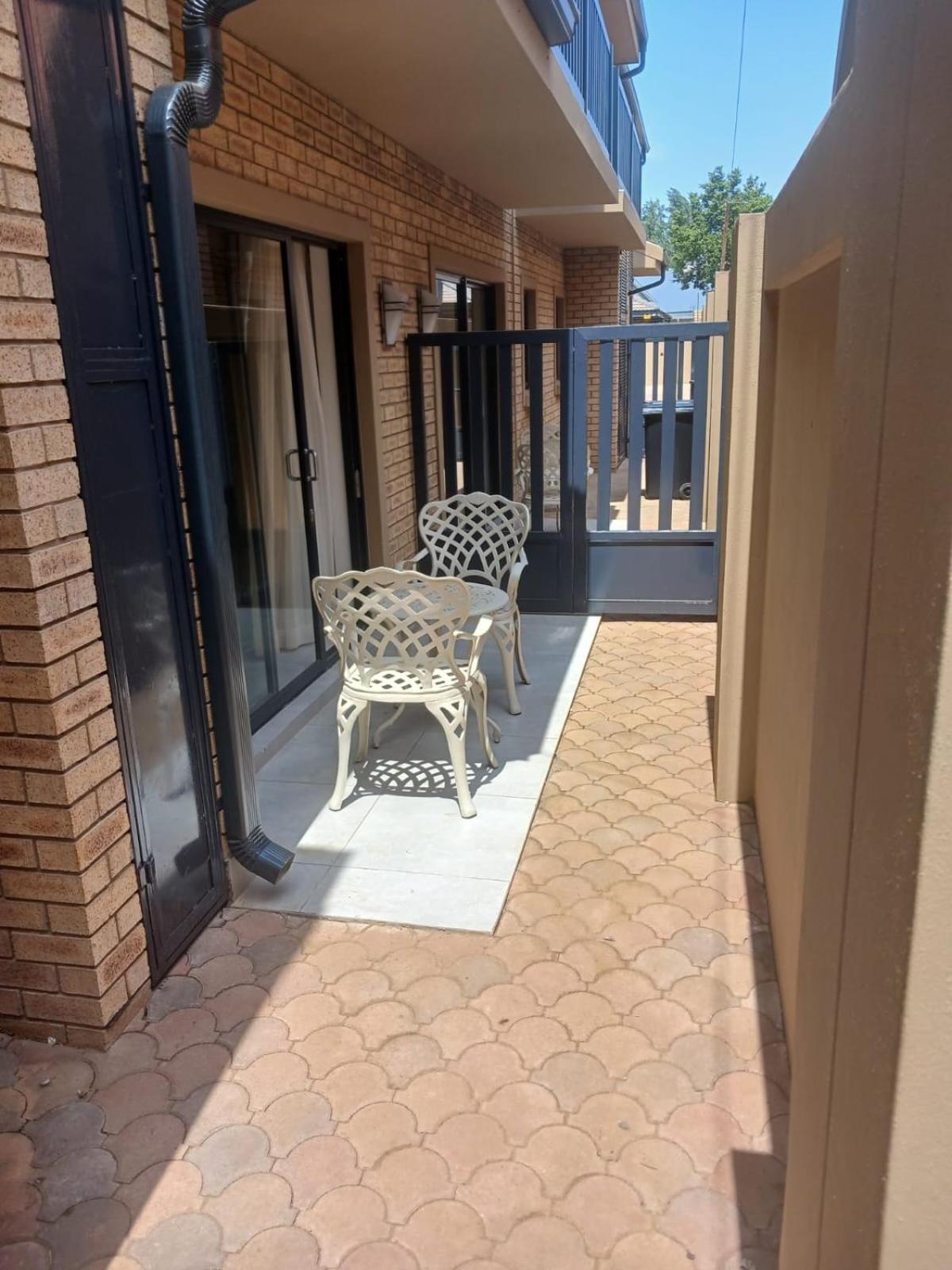 Camelot Guest House & Apartments Potchefstroom Eksteriør bilde