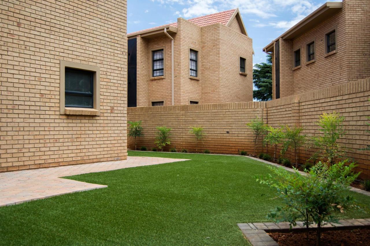 Camelot Guest House & Apartments Potchefstroom Eksteriør bilde